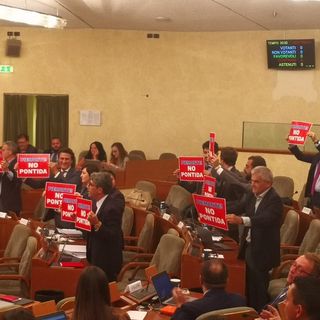 Referendum Lega su legge elettorale, protesta della minoranza in Consiglio Regionale: &quot;Piemonte! No Pontida&quot; [VIDEO]