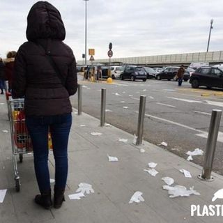La fotografia, pubblicata anche sulle pagine social dell'associazione Plastic Free, che documenta l'incuria del parcheggio antistante un centro commerciale di Asti