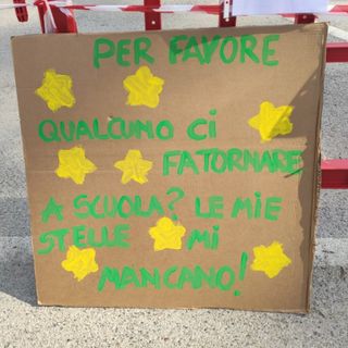 bambino che scrive sul quaderno