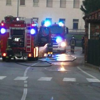 Auto a gpl in fiamme nei pressi del passaggio a livello del quartiere San Fedele