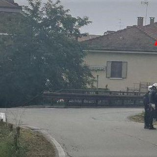Auto contro un palo in frazione Valmanera, illeso l’automobilista