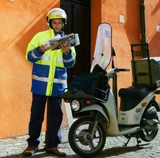 Un portalettere di Poste Italiane