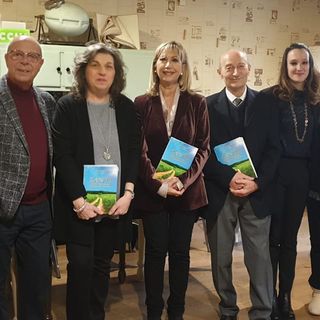 I relatori dell'incontro insieme all'autrice