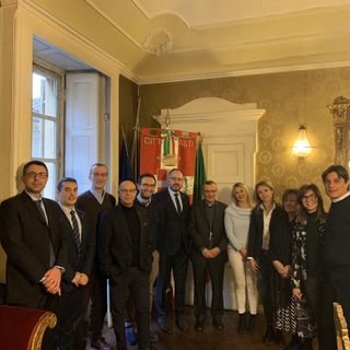 La giunta e il Segretario comunale con il vescovo Marco Prastaro