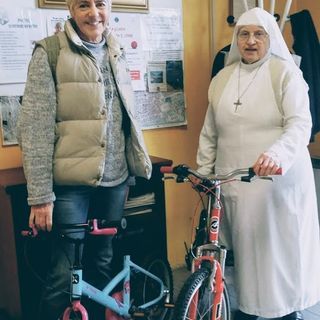 Elena del Laboratorio “La due ruote” con suor Luigina