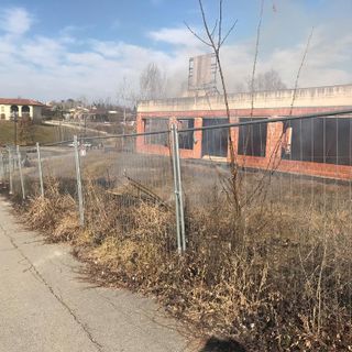 Incendio di sterpaglie dietro l'ospedale, situazione sotto controllo