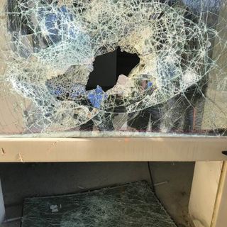 Il danno dei vandali all'ex Castello (foto facebook)
