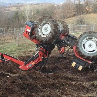 Il trattore rovesciato nel podere dell'Agriturismo Bric dei Galli di Cessole