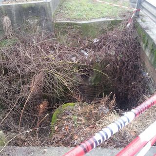 L'interno del fossato in cui è precipitata la signora Sonnessa