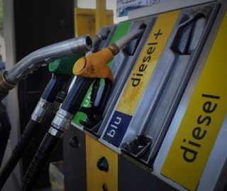 Carburanti: l’incontro governo-sindacati scongiura lo sciopero, ma la situazione rimane tesa