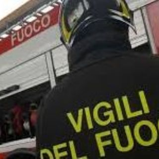 I vigili del fuoco di Asti impegnati nello spegnimento di sterpaglie al campo nomadi di Trincere