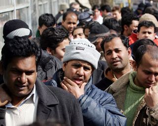 Migranti in fila per il permesso di soggiorno