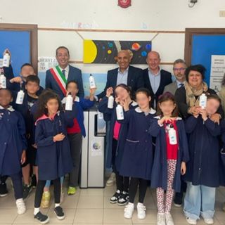 Un momento dell’inaugurazione con autorità e alunni