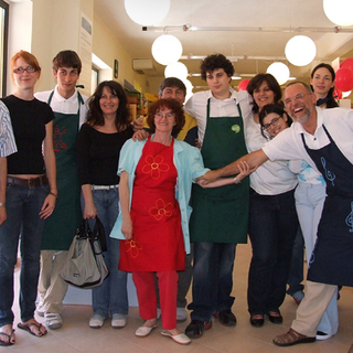 In foto l'inaugurazione del punto vendita in piazza Porta Torino il 14 giugno 2008 con Mary al centro.