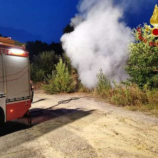 Valmanera: brucia un'auto all'ex pista di motocross. Era stata rubata