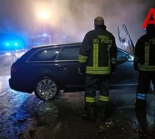Una delle auto date alle fiamme nel quartiere San Fedele
