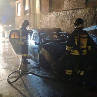 Ancora incendi auto e cassonetti nella notte ad Asti Ancora incendi auto e cassonetti nella notte ad Asti