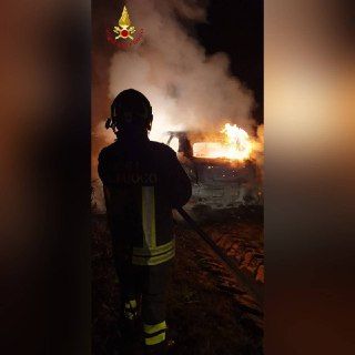 Prende fuoco un'auto in un campo a Caniglie. Indaga la Polizia locale