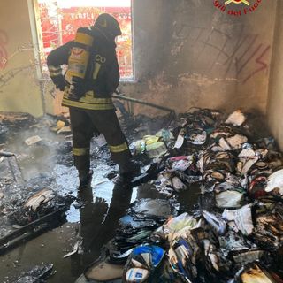 Incendio capannone a Celle Enomondo. Bruciano cumuli di immondizia