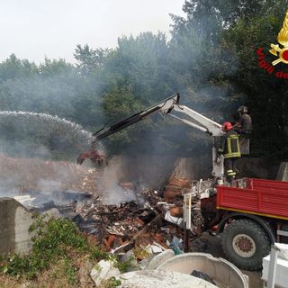 Vanno a fuoco i rifiuti in un deposito in corso Savona, intervento dei pompieri