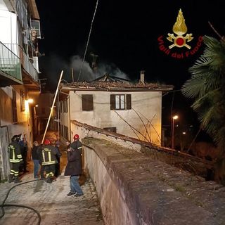 In fiamme il tetto di una casa a Castiglione Tinella: al lavoro molte squadre di vigili del fuoco anche da Canelli