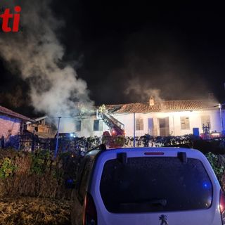 Casa in fiamme a Revigliasco in frazione Rivoira. Cinque mezzi dei vigili del fuoco al lavoro