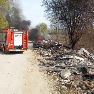 Continuano gli incendi rifiuti in via Guerra. I vigili del fuoco di Asti impegnati oggi per oltre due ore