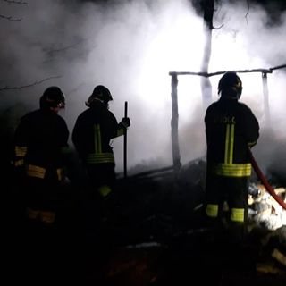 A Serravalle prende fuoco una tenda abitativa. All'interno alcune bombole