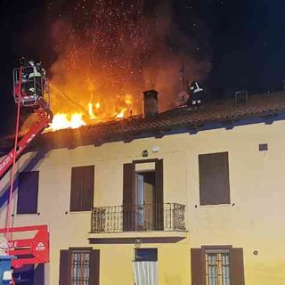 Incendio tetto di un cascinale a Cantarana: sul posto, da ore, i vigili del fuoco di Asti