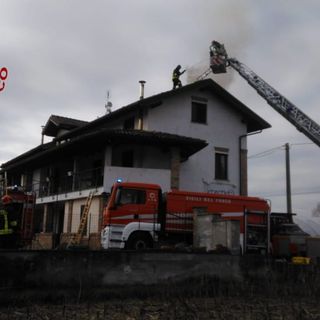 Vigili del fuoco di spalle