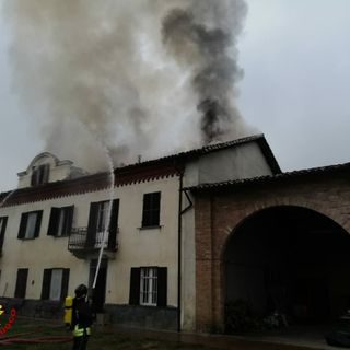 Continuano gli interventi per i Vigili del Fuoco nel pomeriggio per incendi tetti. Ancora sul posto a Calamandrana