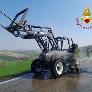 Prende fuoco un mezzo agricolo a Tonco, intervengono i vigili del fuoco Prende fuoco un mezzo agricolo a Tonco, intervengono i vigili del fuoco
