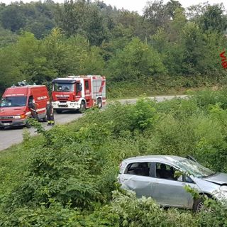 Ferrere, automobilista bloccata in auto liberata dai vigili del fuoco