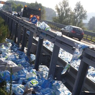 Code e rallentamenti sulla A33 per un bilico che ha perso l'intero carico di acqua che trasportava