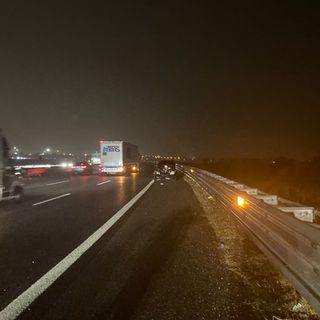 Incidente sull'autostrada, all'uscita Asti Ovest: persona perde il controllo dell'auto e va a sbattere contro lo spartitraffico