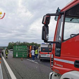 Si rovescia container subito dopo la barriera di Villanova, autostrada bloccata in direzione Piacenza