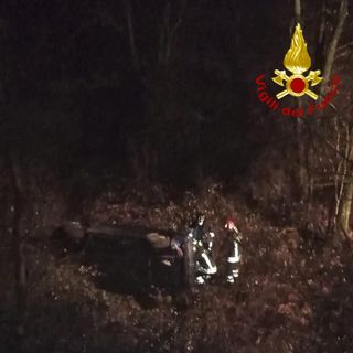 Fa un volo di 15 metri con la macchina. Illeso