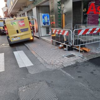 Centra in pieno semaforo in corso Cavallotti e colpisce insegna farmacia