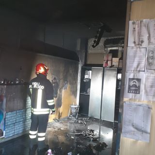 Incidente stradale a Nizza Monferrato. Sul posto Vigili del Fuoco, 118 e Carabinieri ma... in auto non c'è più nessuno