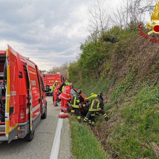 Auto fuori strada, ferita una donna, sul posto elisoccorso