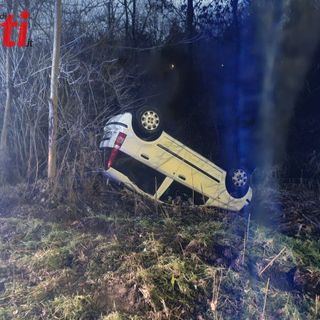 Incidente in strada Valmanera. Macchina cappotta più volte ma ... non c'è nessuno