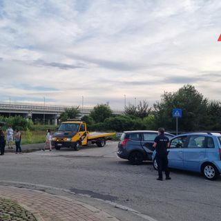 Scontro tra due auto in via Bigliani, sul posto vigili del fuoco e polizia locale