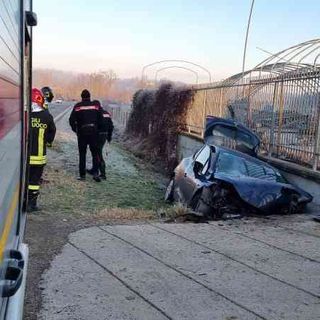 Tragedia tra Ferrere e Valfenera: auto finisce fuori strada e si schianta, morto il conducente