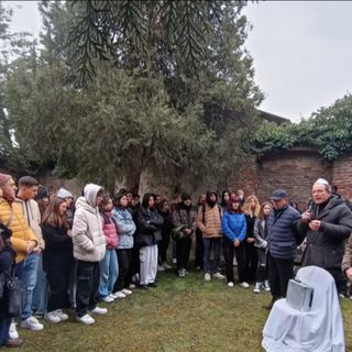 Un momento della cerimonia svoltasi al cimitero ebraico