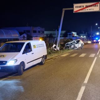 Schianto nella notte a Quarto, un'auto finisce contro un cartellone pubblicitario