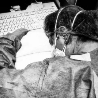 Una delle foto simbolo della pandemia (Dal web)