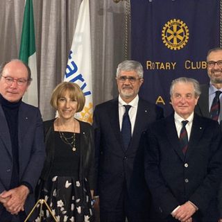 I sei nuovi soci del Rotary astigiano con il presidente del club, Luigi Florio e l’assistente del governatore,
