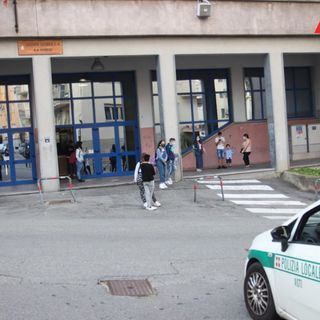 Polizia Municipale di fronte all'ingresso del Giobert