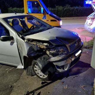 Asti, ubriaco e sotto l'effetto di stupefacenti 'centra' otto macchine in corso Torino e cerca di investire un poliziotto