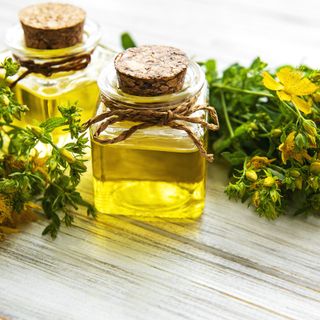 I benefici dell’olio di iperico: i consigli d’uso di Fab SMS